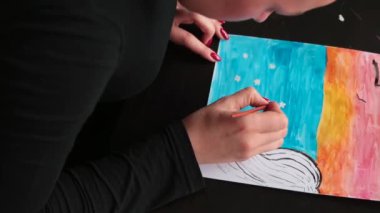 Terapi seansında suluboya çizen zihinsel bir görüntü sergiliyor.