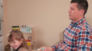 Kızım babama küfrediyor. Ona eliyle vuruyor, kafasını vuruyor..