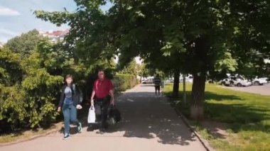 Şehir parkındaki yol. Şehirde yaz günü. Ruhun rahatlaması..