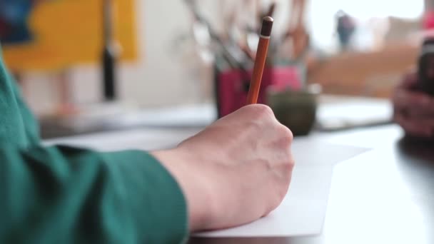 Hand schrijft op papier met een potlood. Registratie van informatie op papier — Stockvideo