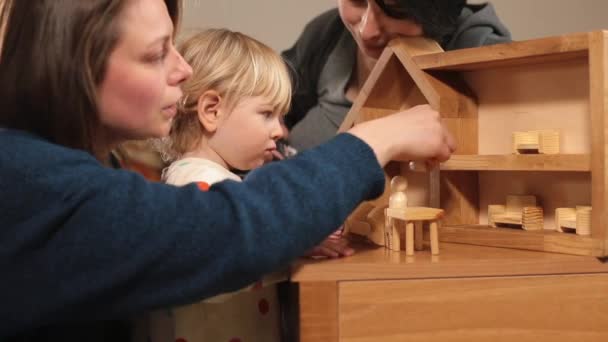 Mutter spielt mit Tochter Holzspielzeug kleines Haus Fokus Kind Aufmerksamkeit Spiel — Stockvideo