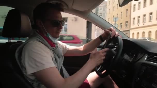 Driver menempatkan ponsel di charge, ia menghubungkan perangkat kawat dengan tangan — Stok Video