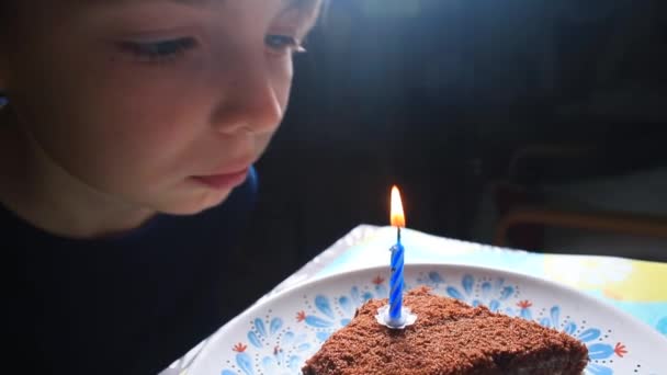 Adolescente apaga vela en pedazo de la tradición de la torta pidiendo deseo en cumpleaños. — Vídeos de Stock