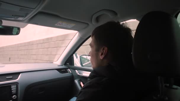 El hombre monta en el coche del asiento del pasajero. Entra en túnel Transporte de pasajeros — Vídeos de Stock