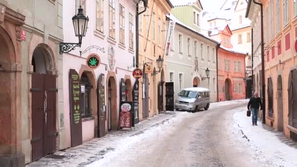 Зимняя улица города Праги в снегу. Движение камеры по городу. — стоковое видео