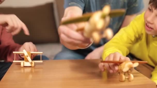 As mãos brincam com brinquedos. As crianças ligam a hélice, decolam — Vídeo de Stock