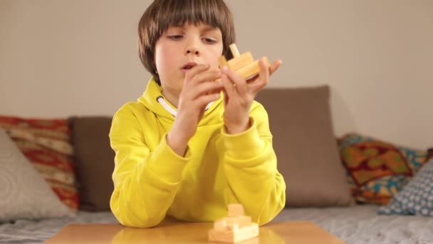 Nastoletnie żółte ubrania gra drewniane zabawki dotykowe doznania psychoterapia. — Wideo stockowe