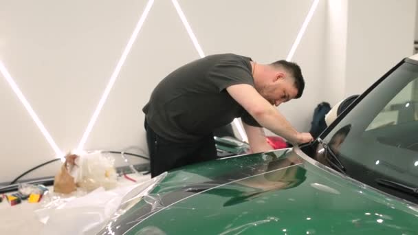 Oprava ruce dává vinyl páska auto polymerní ochrana lak lak vozidla tělo — Stock video