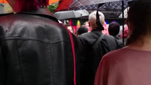 Freundliche Verbindung Mädchen unterhalten sich anregend und haben Spaß Konzert im Regen — Stockvideo