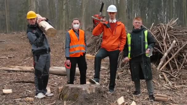 Portret van een groep zagerij arbeiders. Bereidheid om de klus te klaren. — Stockvideo