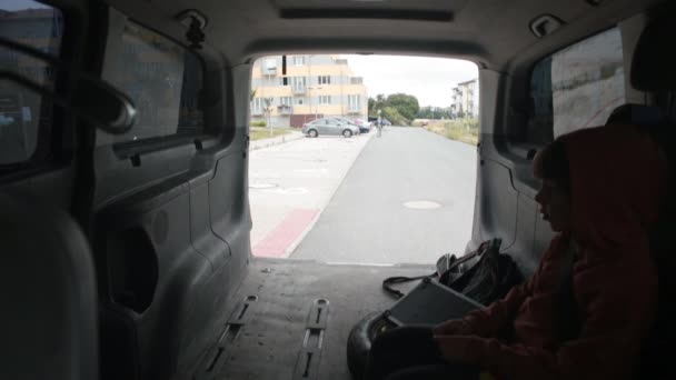 El hombre cierra la puerta del maletero del autobús. Preparación para empezar a conducir. — Vídeos de Stock