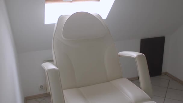 Пустое кресло в салоне красоты в комнате. Карантинных пациентов нет — стоковое видео