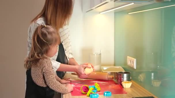 Mom and daughter make cookie dough. Crumpled hands, prepare flour. — Stock Video