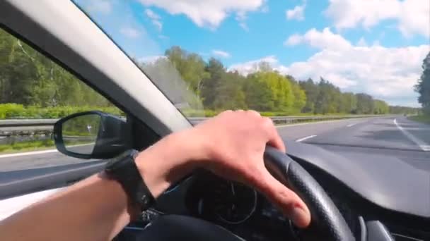 Οδήγηση στο χέρι αυτοκινητόδρομο κρατά το τιμόνι, τον έλεγχο του οχήματος. — Αρχείο Βίντεο