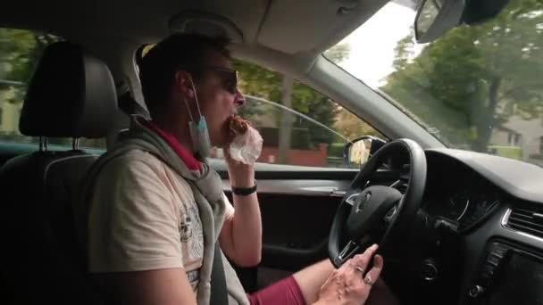Mann Taxifahrer isst Fast Food Bewegung. Arbeitszeit sparen, Arbeit essen — Stockvideo