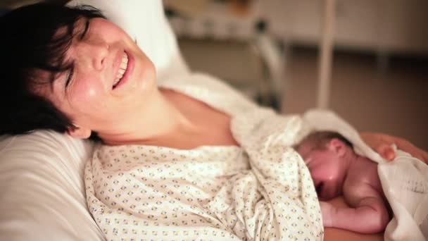 感情的なつながりを確立する。女性はお腹に赤ん坊の女の子を持っている. — ストック動画