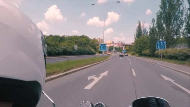 Beyaz kasklı motosikletçi şehir ortamında trafik kurallarını ihlal ediyor. — Stok video