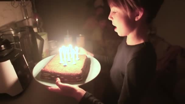 Teenager hält späte Torte in den Händen, er gratuliert Bruder zum Geburtstag. — Stockvideo