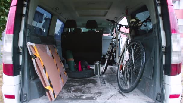 Új lakóhelyre költözöm. Egy férfi megpakol dolgokat egy furgonban. — Stock videók