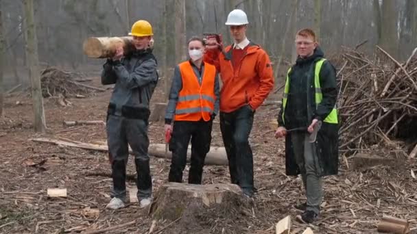 Portré fakitermelő munkások erdője. Fejvédőn, szemüvegen, különleges ruházaton. — Stock videók