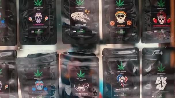Verkauf von CBD-Cannabis in der Stadt. Vielfalt Cannabisbeutel Produkt Psyche Entspannung — Stockvideo