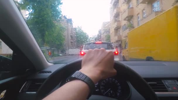 Conductor en atasco en la ciudad. Esperando el flujo de coches. Taxi simple. — Vídeo de stock