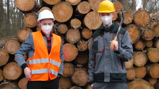 Rejestruję pracowników pozujących. Noszą maski patrząc w kamerę.. — Wideo stockowe