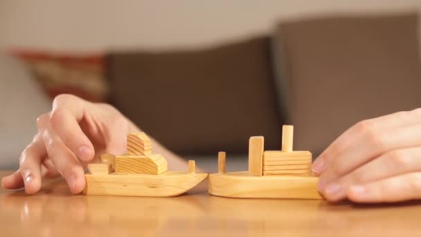 Primo piano delle mani che tengono le navi di legno. Un racconto di navi da crociera in viaggio. — Video Stock