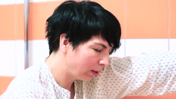 Kvinna står nära väggen, vilar handen under sammandragningar gravid kvinna — Stockvideo