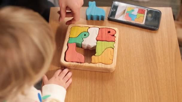 Enseignant mains mettre ensemble puzzle enfant processus pédagogique cognition. — Video