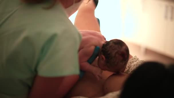 Enfermera lleva al bebé recién nacido lejos de la madre después de dar a luz. — Vídeos de Stock