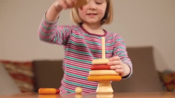 Mädchen nimmt Spielzeug Pyramide Hände Freude Abschluss Lernprozess Familienschule — Stockvideo