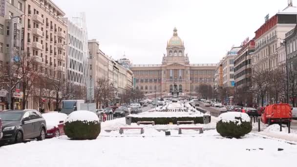 Kışın Prag 'daki Wenceslas Meydanı' nda. Kar sokakta yatıyor. — Stok video