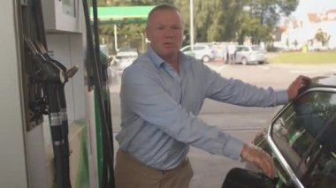Adam yakıt ikmali sonrası tank vagonunu kapatıyor. Dediğine göre. Zamanlanmış bakım araçları