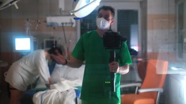 Maskeli video blogcusu online dergi çocuk doğumu abonelerine bilgi veriyor