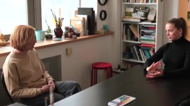 Terapist ile konuşan hasta terapist, psikolojik tetikleyicileri seslendiriyor.