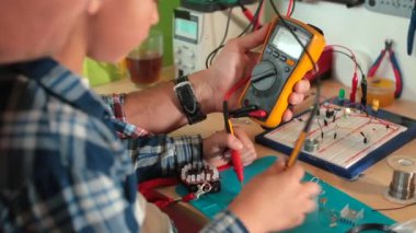 Baba oğul elektrikli teçhizat kontrol test iletkenlik elektrik cihaz kullanarak