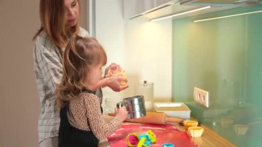 Annem para kazanıyor. Kızım un döküyor. Birlikte yemek yapmak..