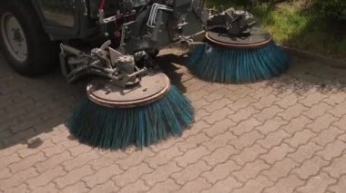 Operasyon otomatik fırça temizleme makinesi. Toplama tozu şehir sokakları