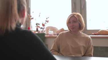 Yeni iş görüşmesine odaklanan bir kadın. Adayına bakar, dinler.. 
