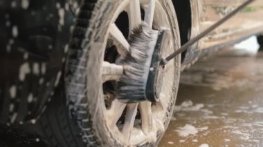 fırça tekerlek arabasını sabunla yıkar metal diskteki yağlı kiri temizler.