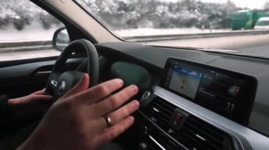 Sürücü, gemideki bilgisayar sinyallerini uzaktan kontrol ediyor.