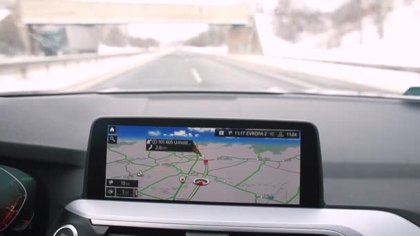 Bordcomputer-Bildschirm des Autos in Bewegung. Das Navigationssystem weist den Weg. — Stockvideo