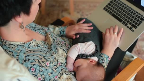 Manage work-life balance with a new baby. — Stock Video