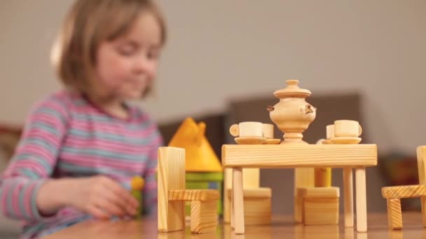 Gioca con i giocattoli in legno. Articoli in miniatura atmosfera accogliente auto-sviluppo bambino. — Video Stock