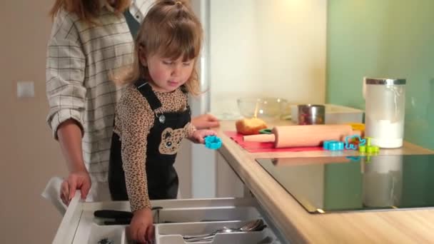 Mutter und Tochter beginnen, Plätzchen zu backen. Das Mädchen nimmt den Löffel. Mehl zubereiten — Stockvideo