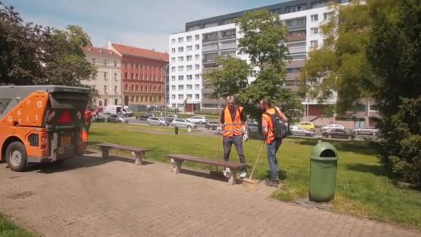 Schoonmakers vegen straat na stofzuigen auto 's stad Het houden van woonwijk schoon — Stockvideo