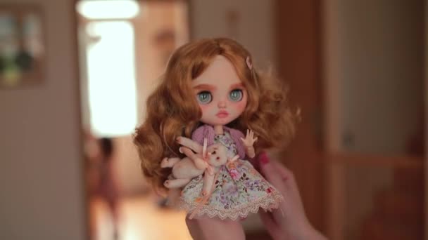 Das Spiel mit Puppen festigt die sozialen Fähigkeiten. Schöne Puppe in der Hand. — Stockvideo