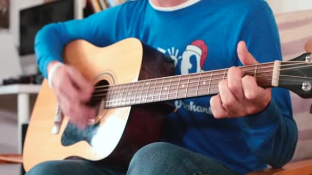 Mann spielt auf Studentenparty Gitarre Er klopft mit der Hand Saiten, spielt Melodie — Stockvideo