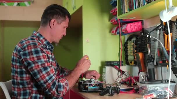 Mannelijke reparateur maakt reparaties elektrische apparaten werk. Hobbybedrijf. — Stockvideo